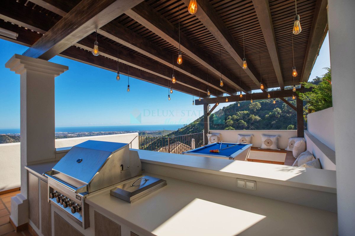 Villa for sale in Benahavis