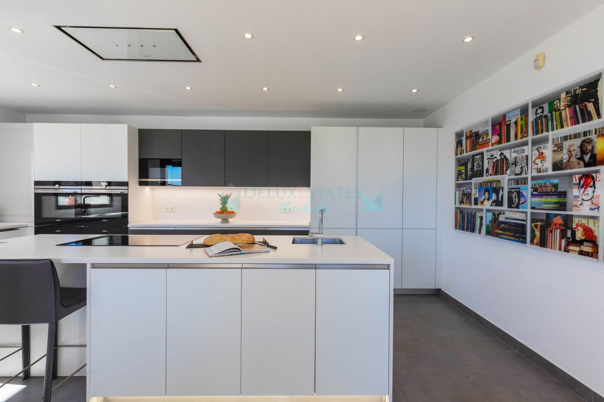 Villa for sale in Benahavis