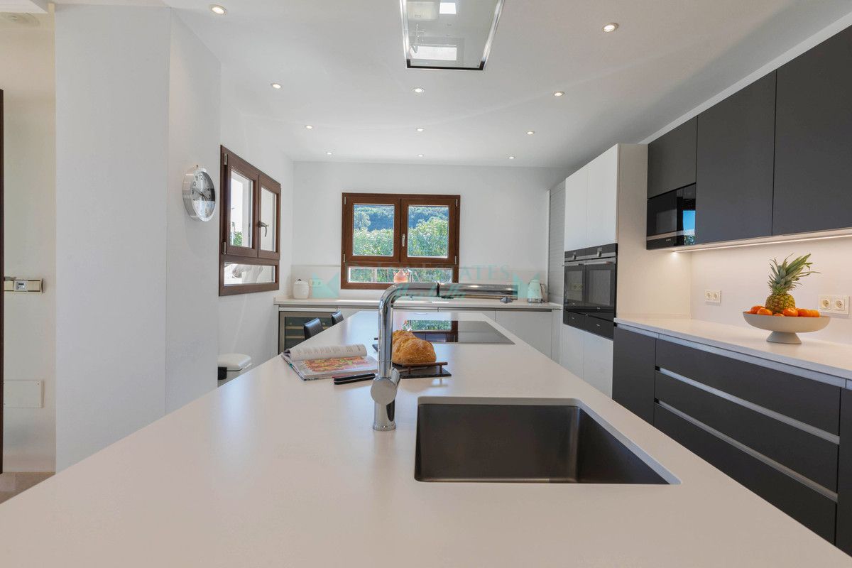 Villa for sale in Benahavis