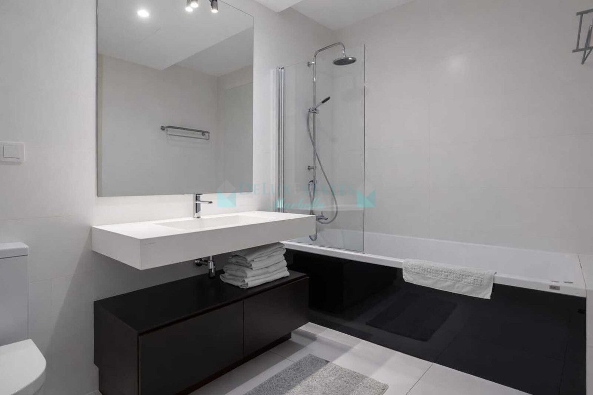 Apartamento en alquiler en Atalaya, Estepona