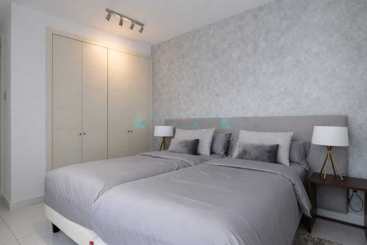 Apartamento en alquiler en Atalaya, Estepona