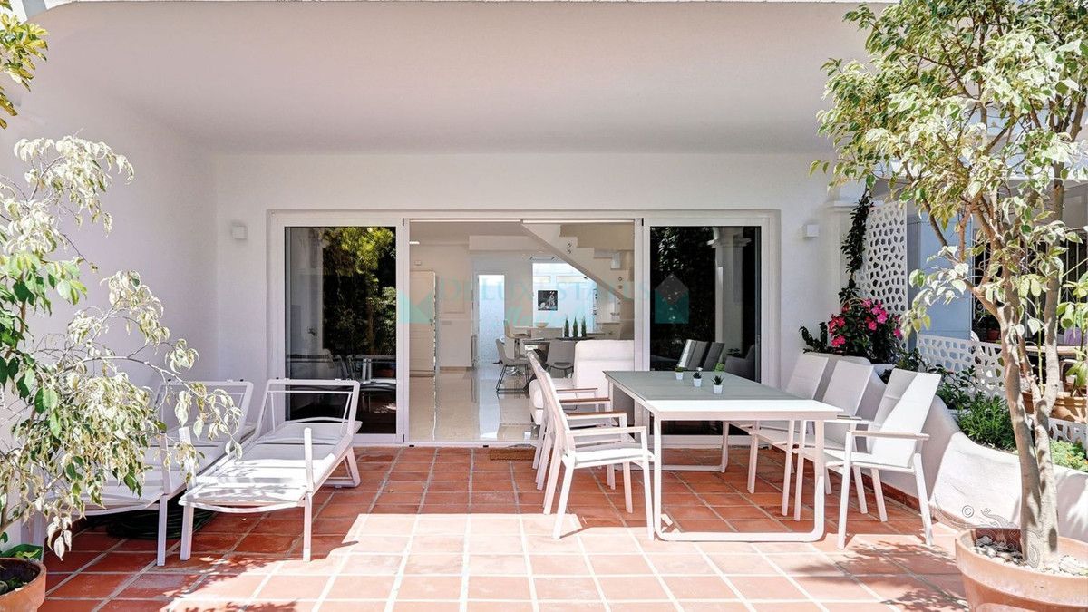 Semi Detached Villa for rent in Costabella, Marbella East