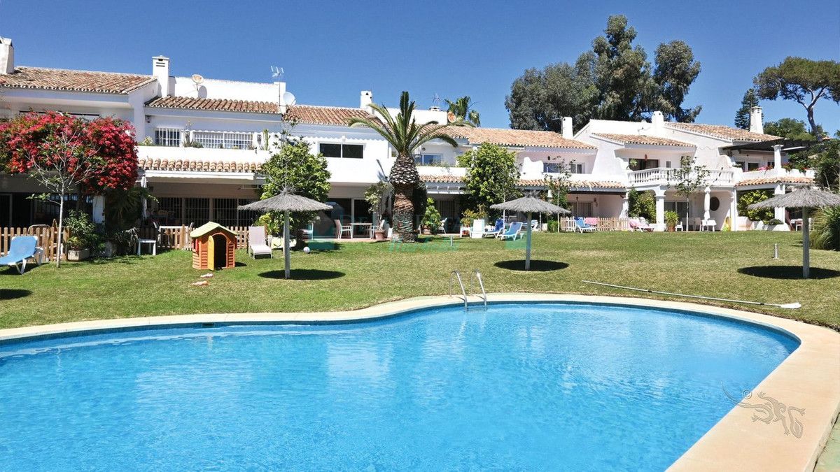 Semi Detached Villa for rent in Costabella, Marbella East
