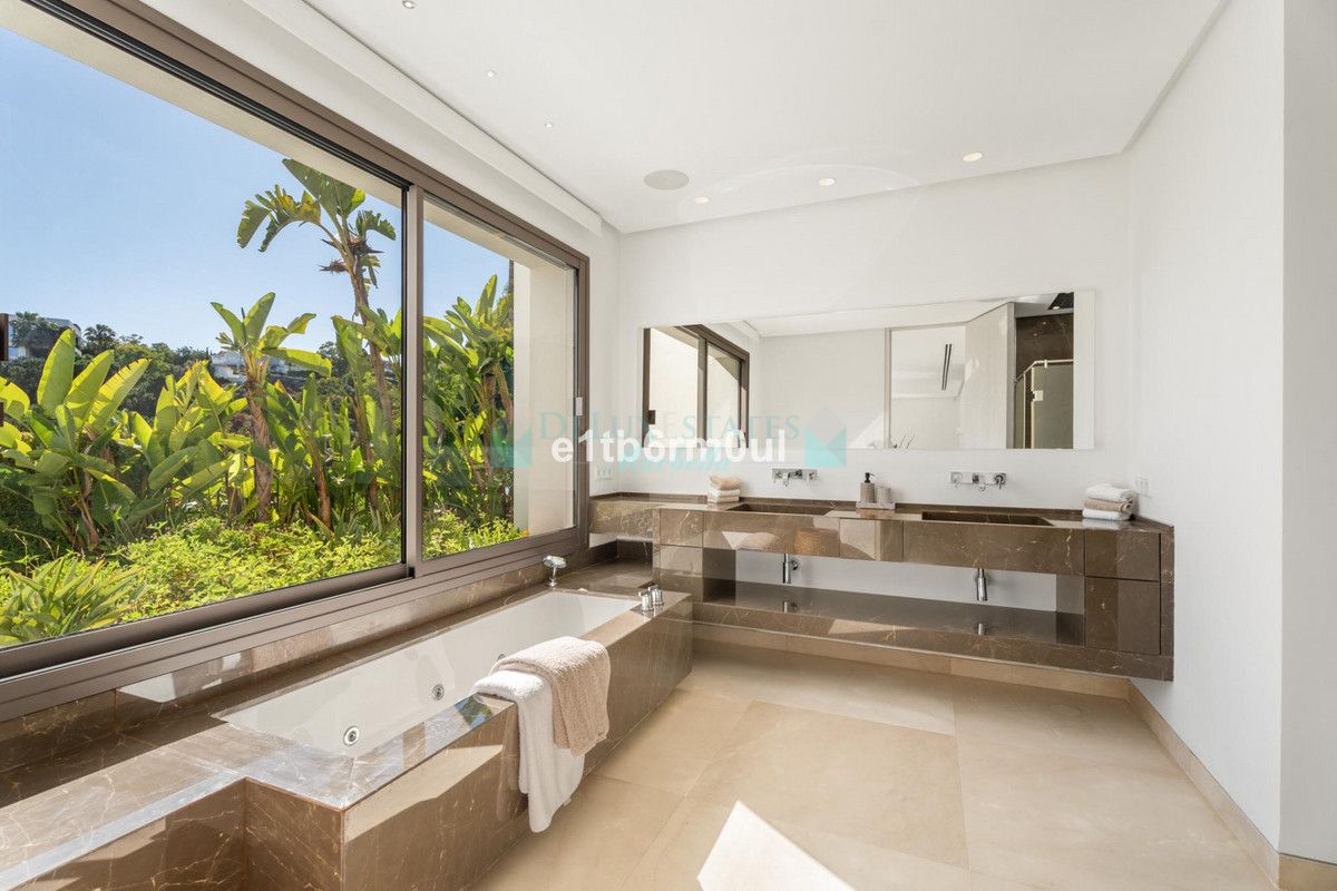 Villa for sale in La Quinta, Benahavis