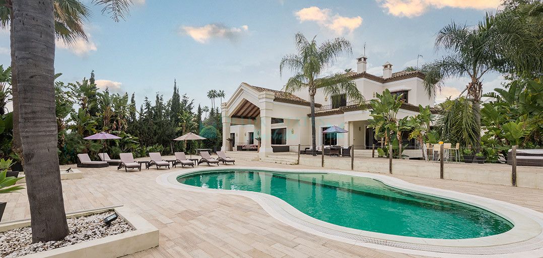 Villa for sale in Nueva Andalucia