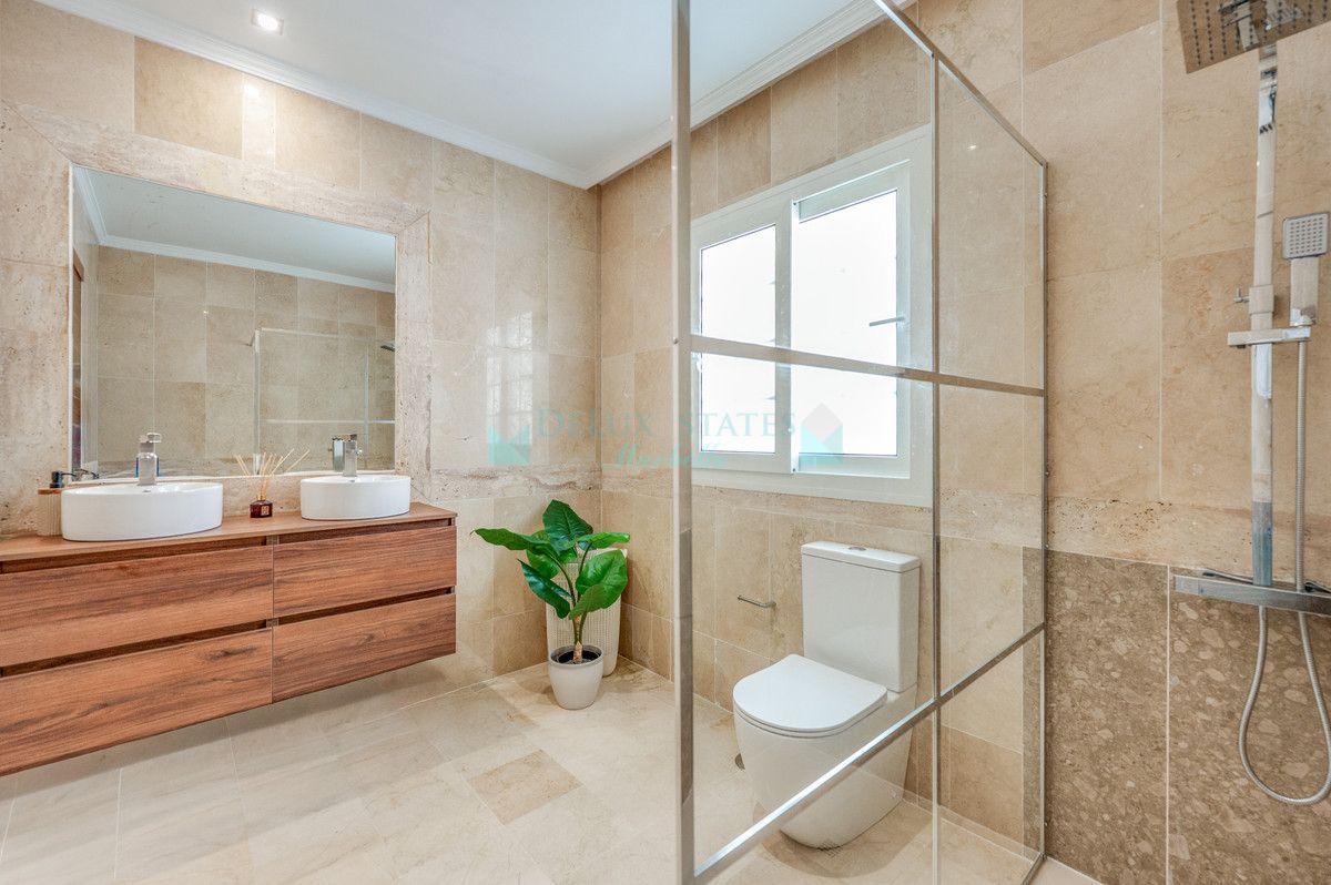 Villa for sale in Nueva Andalucia
