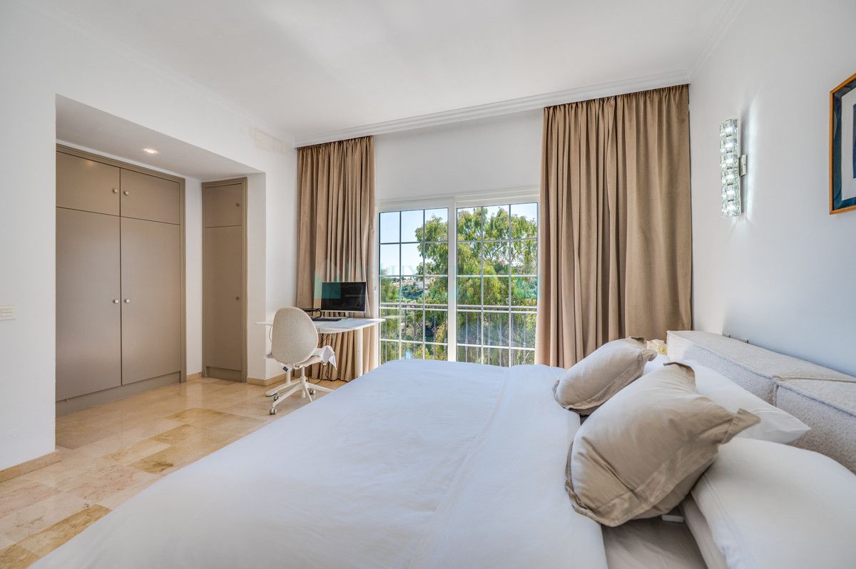 Villa for sale in Nueva Andalucia