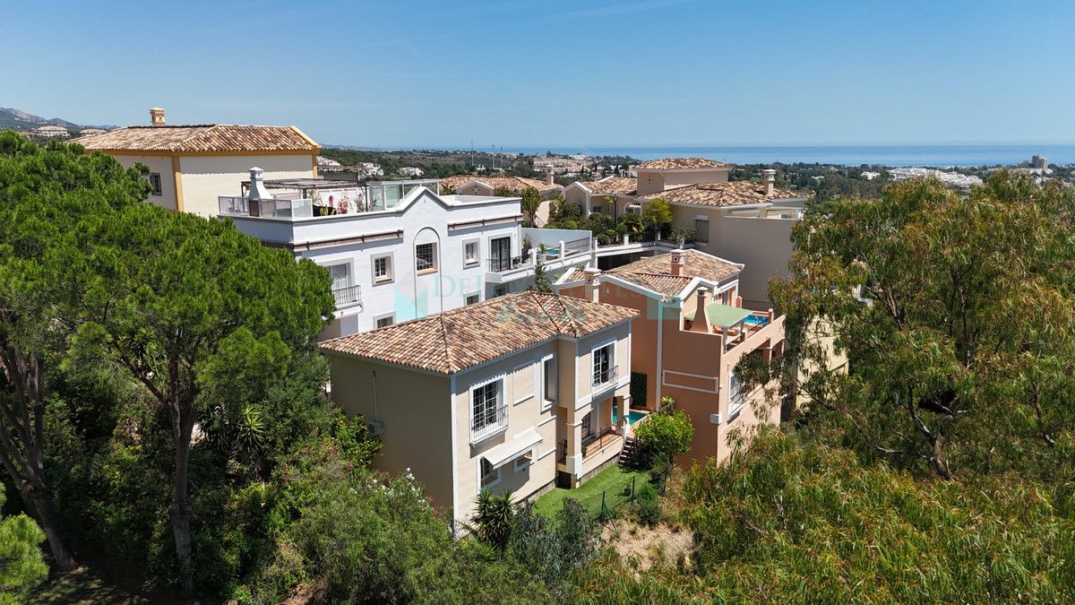 Villa for sale in Nueva Andalucia