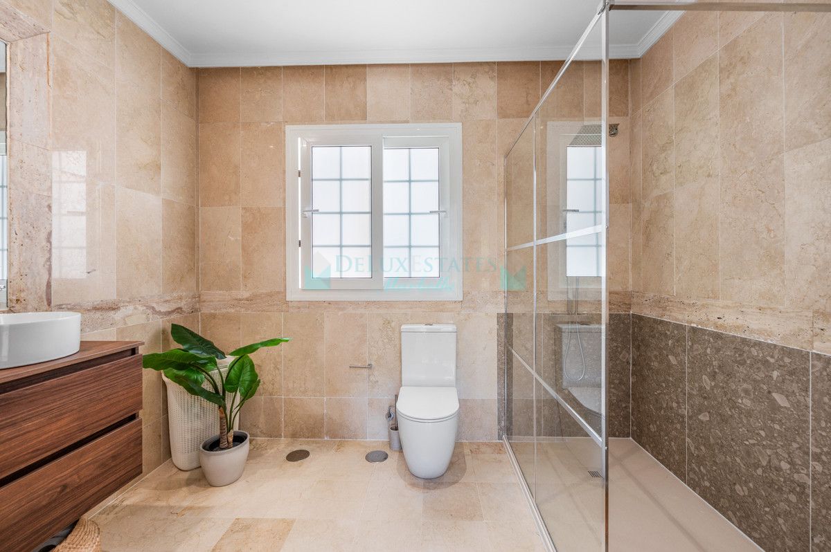 Villa for sale in Nueva Andalucia