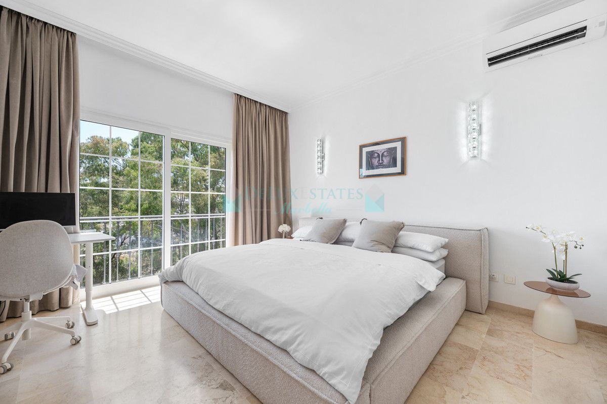 Villa for sale in Nueva Andalucia