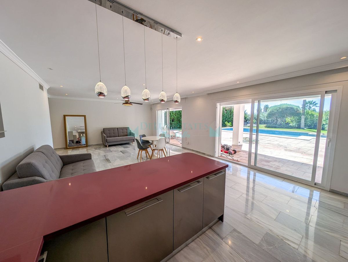 Villa for sale in Nueva Andalucia