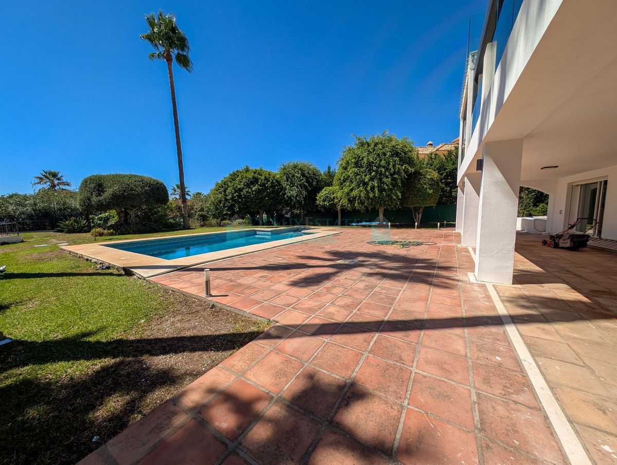 Villa for sale in Nueva Andalucia