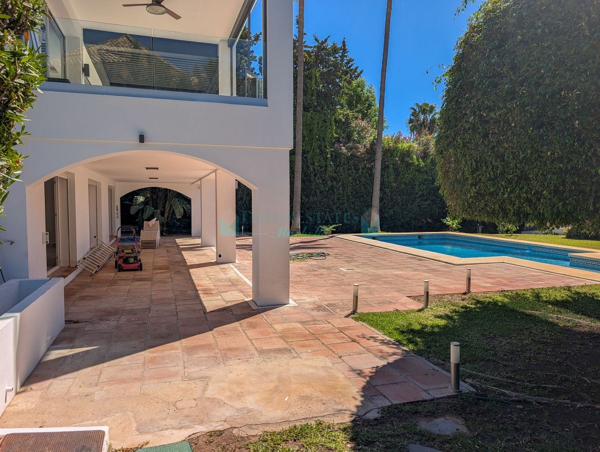 Villa for sale in Nueva Andalucia