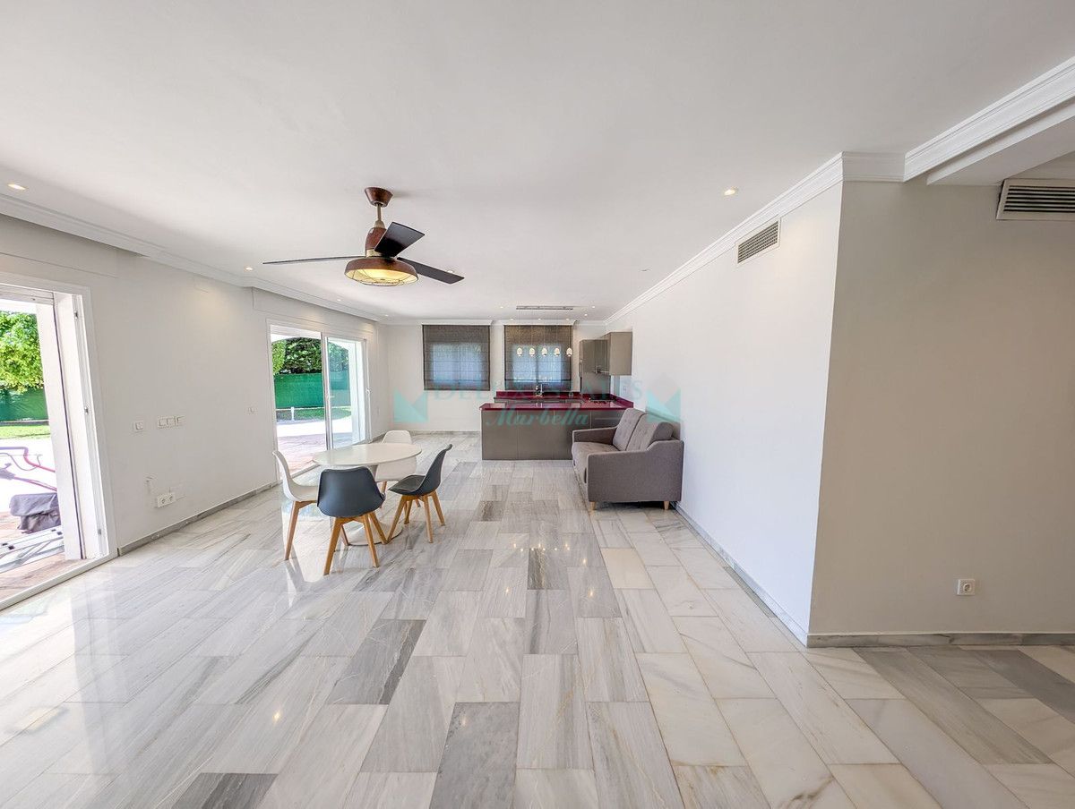 Villa for sale in Nueva Andalucia