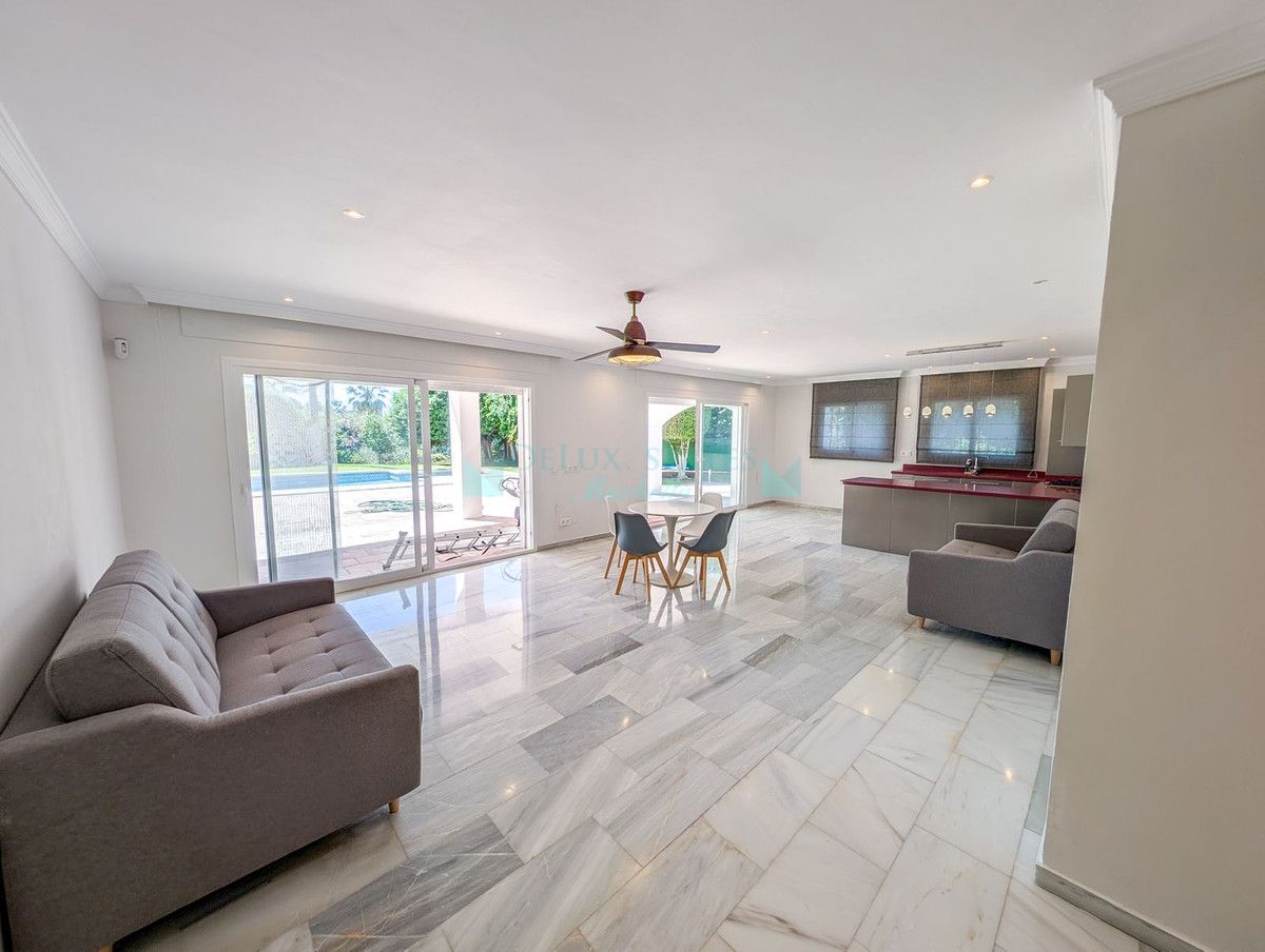 Villa for sale in Nueva Andalucia