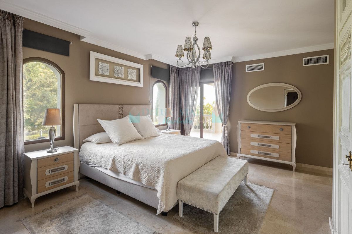 Villa for sale in El Paraiso, Estepona