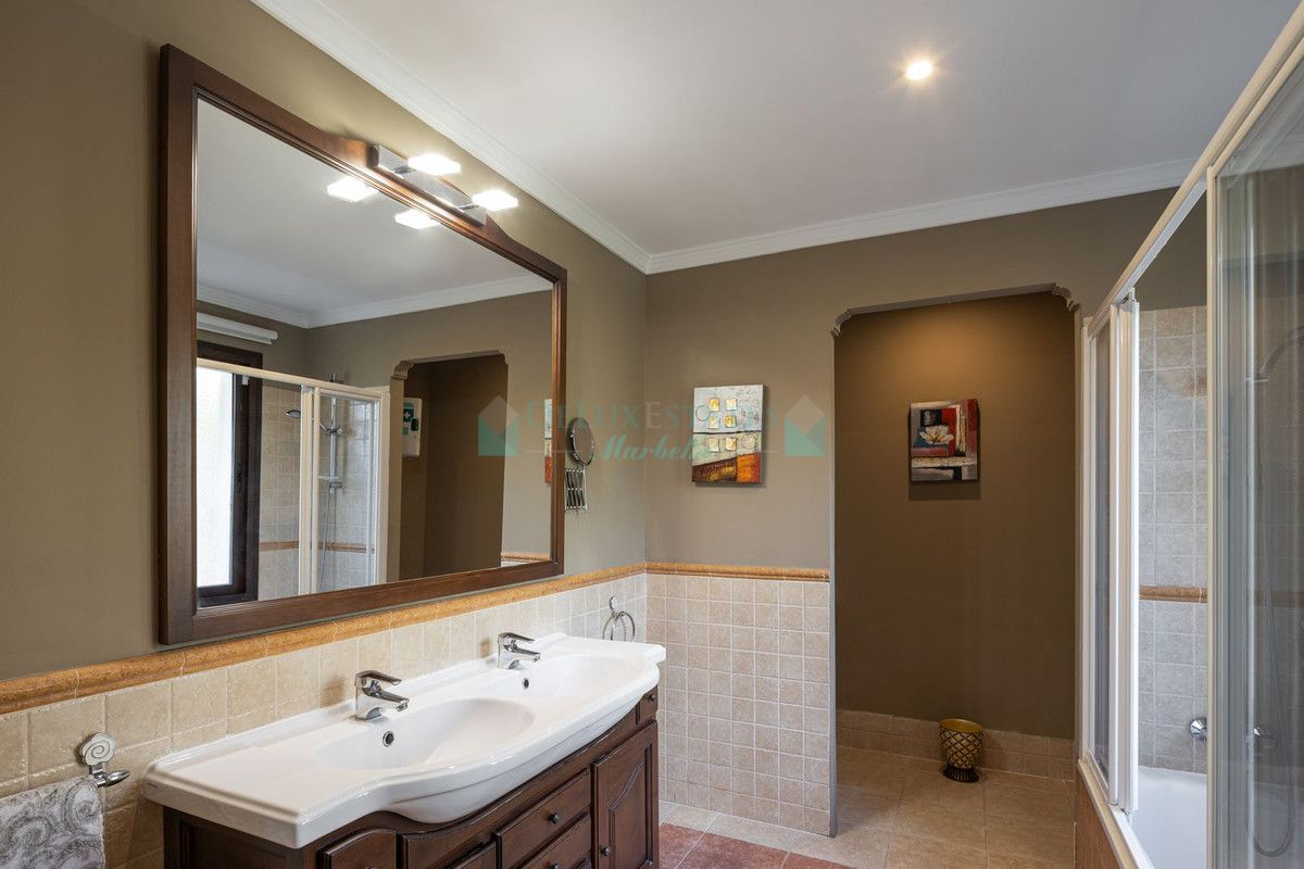 Villa for sale in El Paraiso, Estepona