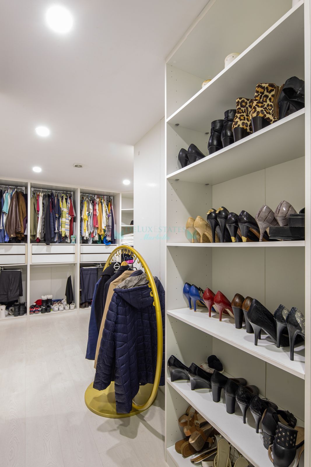 Villa for sale in El Paraiso, Estepona