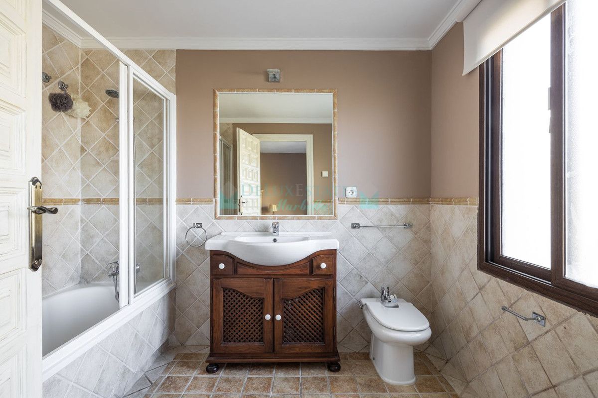 Villa for sale in El Paraiso, Estepona