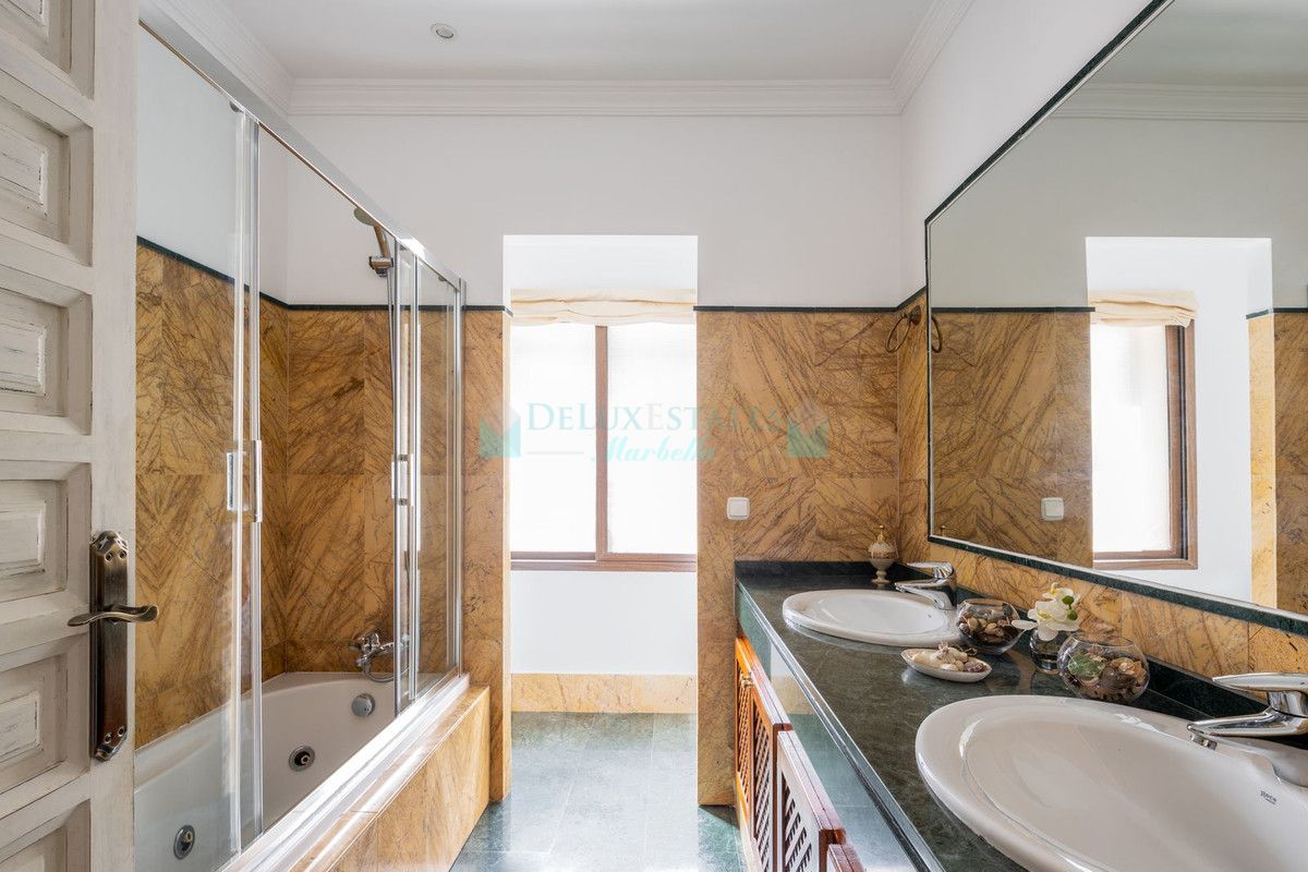 Villa for sale in El Paraiso, Estepona