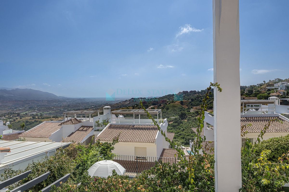 Apartment for sale in La Mairena, Marbella East