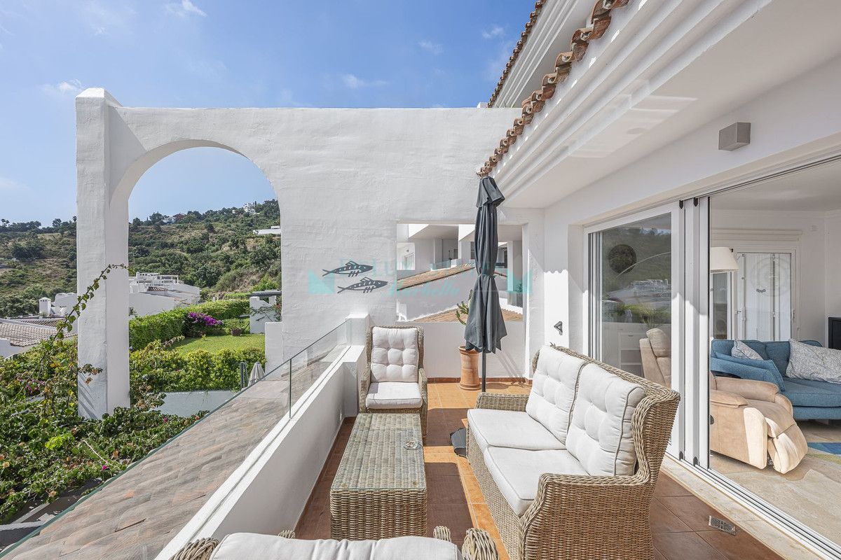 Apartment for sale in La Mairena, Marbella East