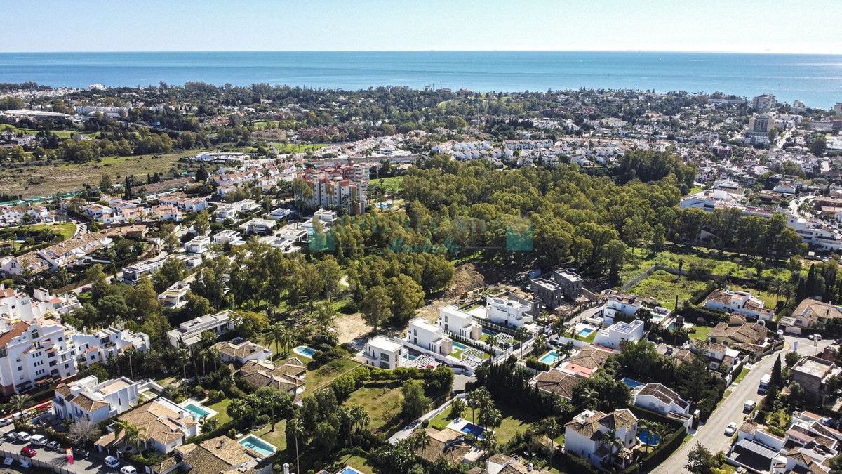 Villa for sale in Atalaya, Estepona