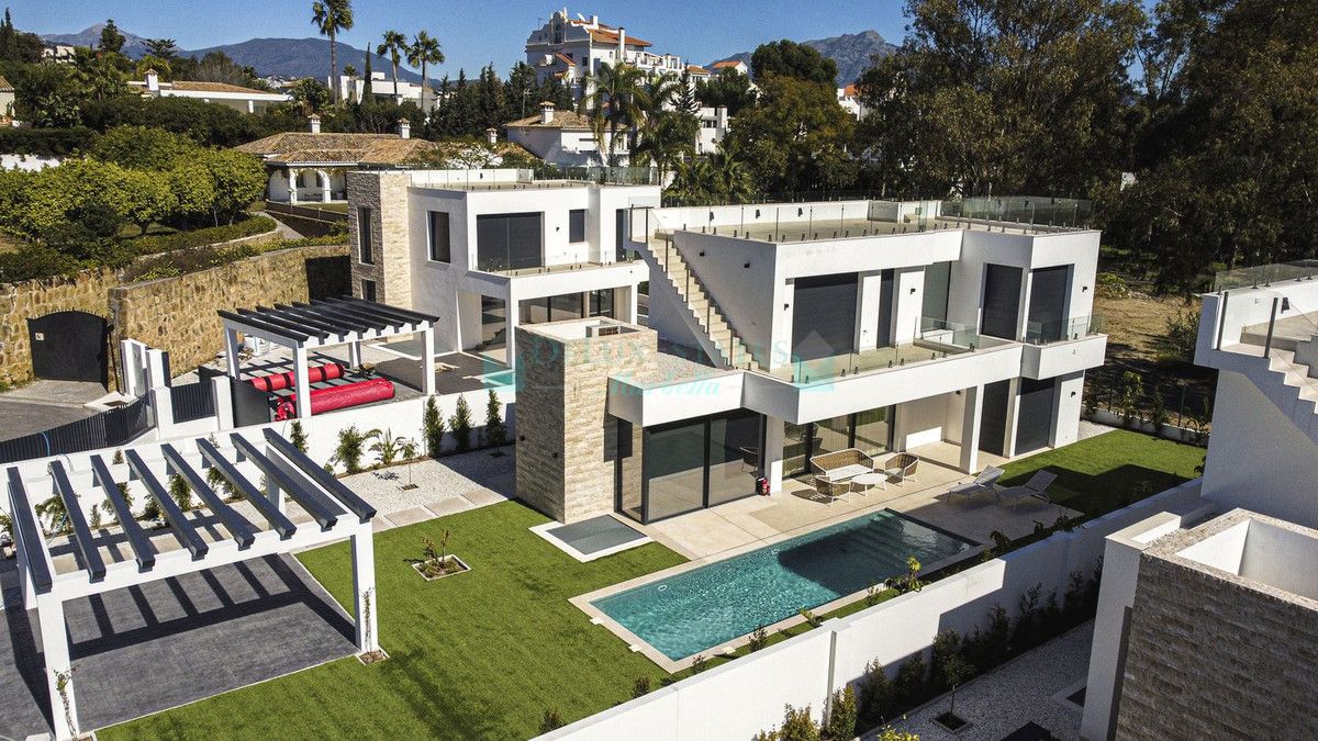 Villa for sale in Atalaya, Estepona