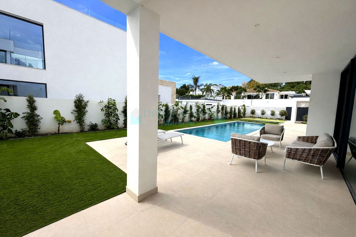 Villa for sale in Atalaya, Estepona