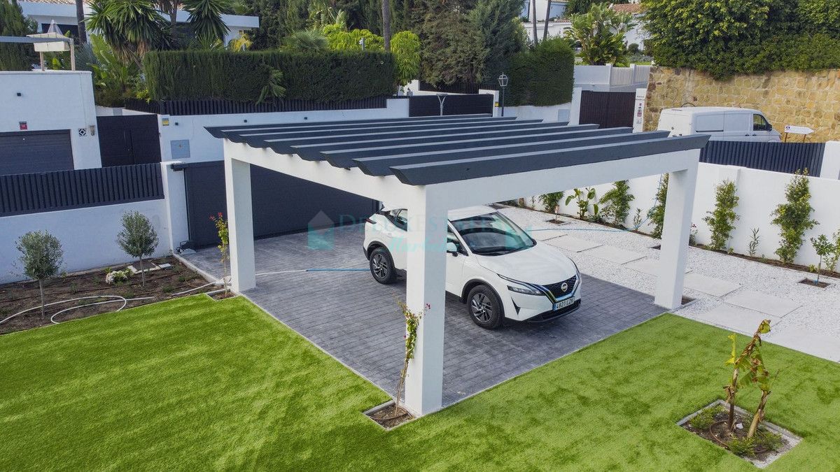 Villa for sale in Atalaya, Estepona