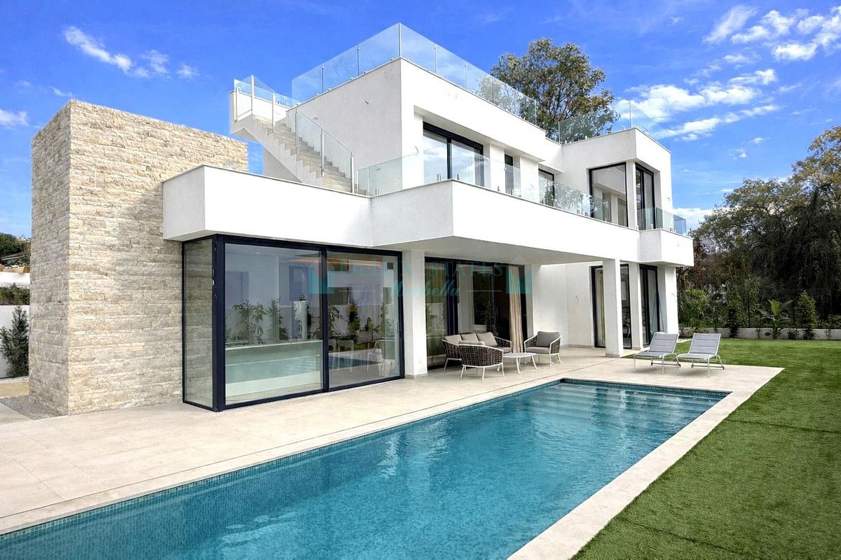 Villa for sale in Atalaya, Estepona