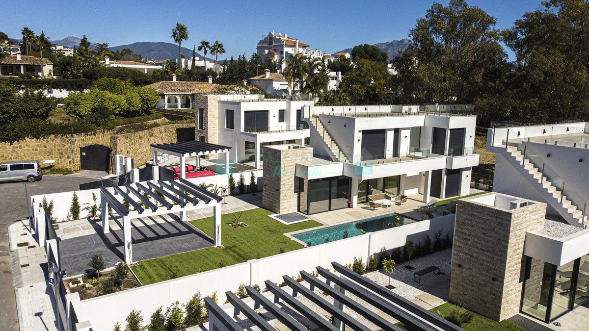Villa for sale in Atalaya, Estepona