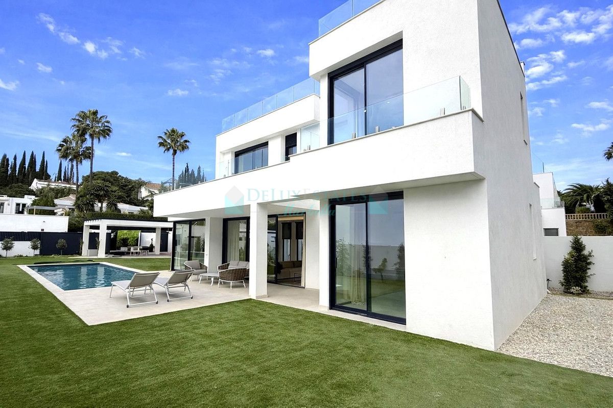 Villa for sale in Atalaya, Estepona