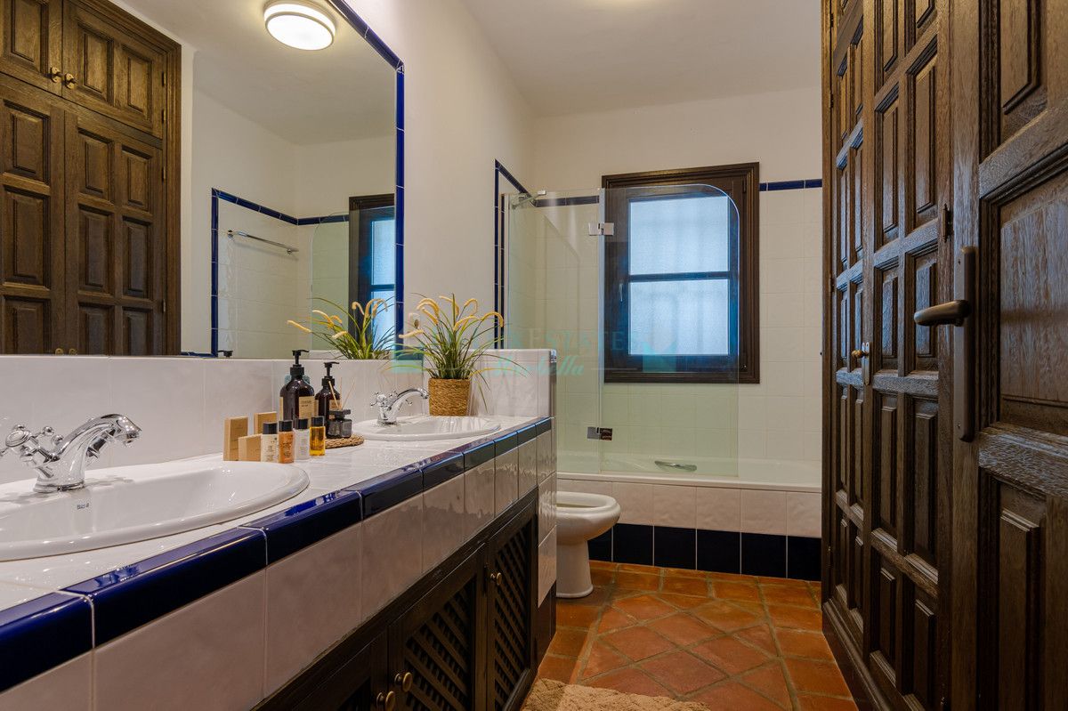 Villa for rent in Benahavis