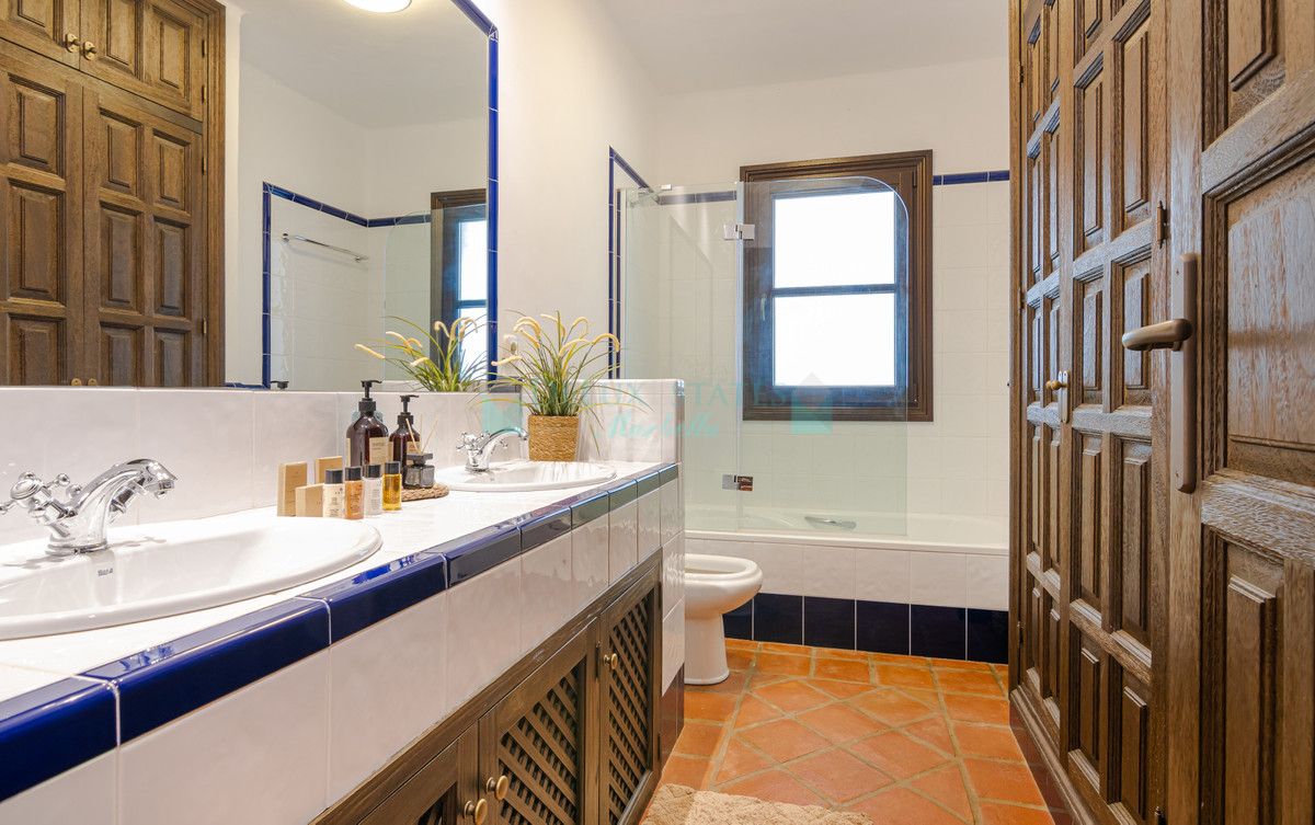 Villa for rent in Benahavis