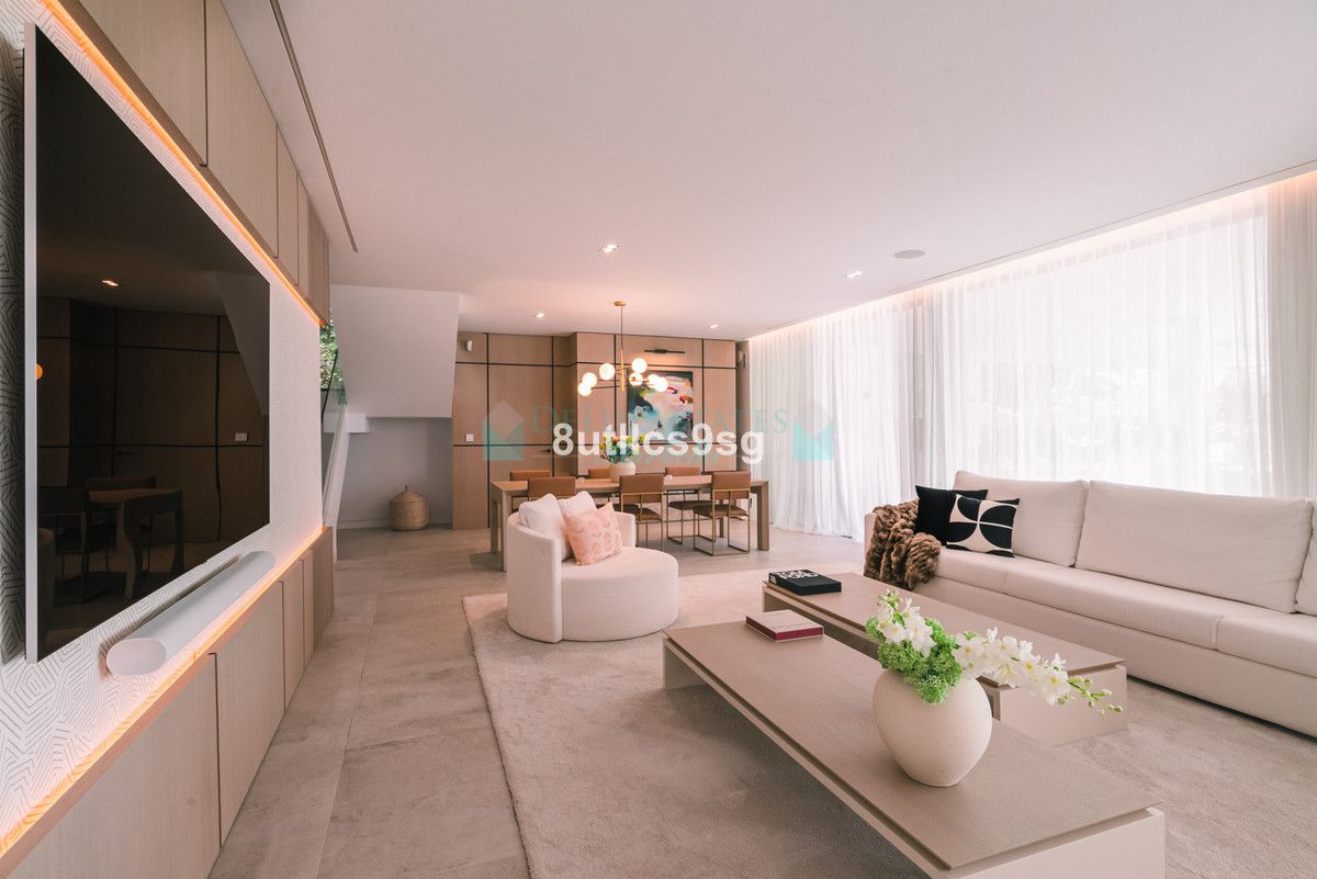 Villa for sale in Nueva Andalucia