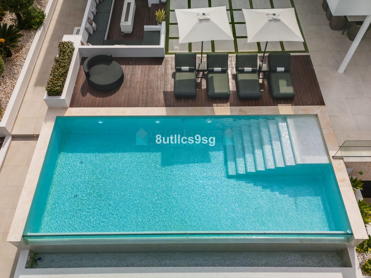 Villa for sale in Nueva Andalucia