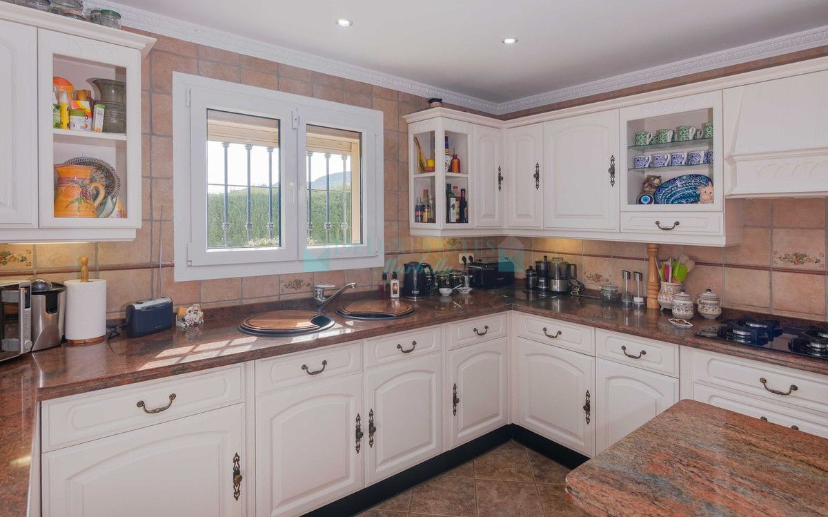 Villa for sale in Estepona