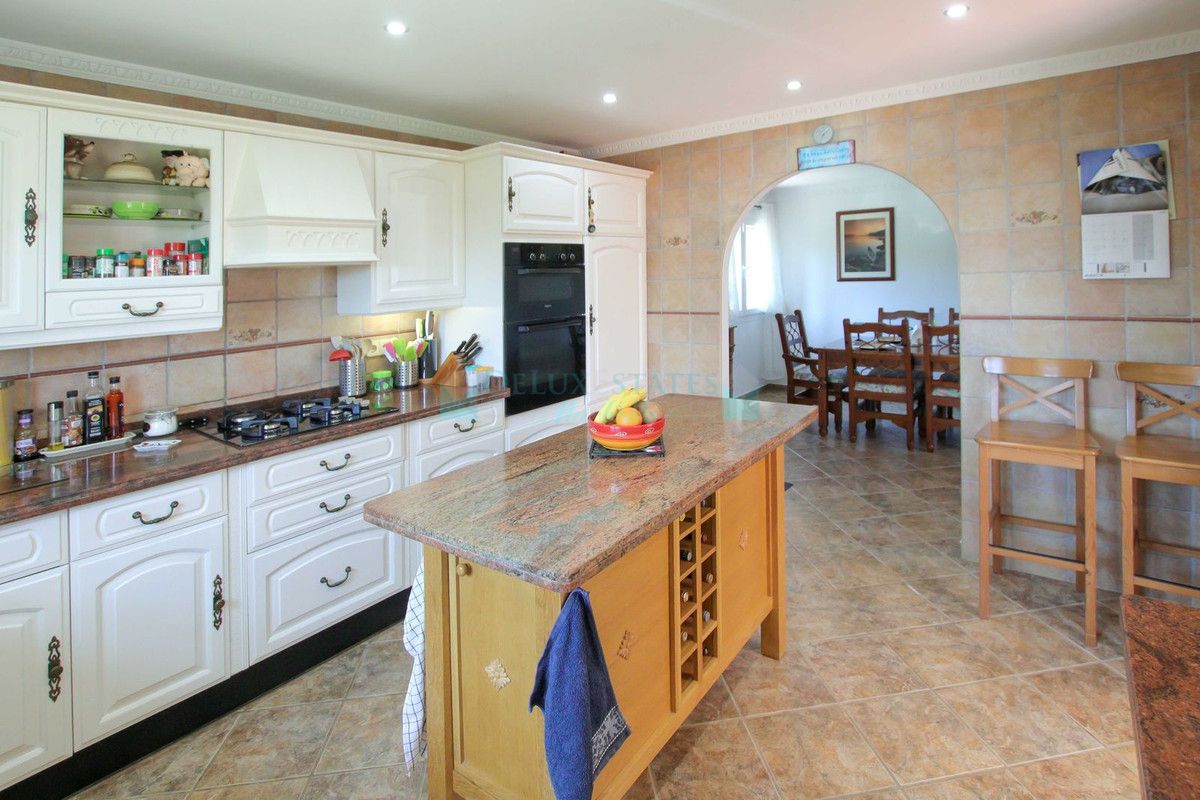 Villa for sale in Estepona