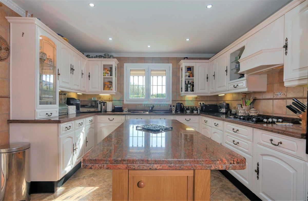 Villa for sale in Estepona