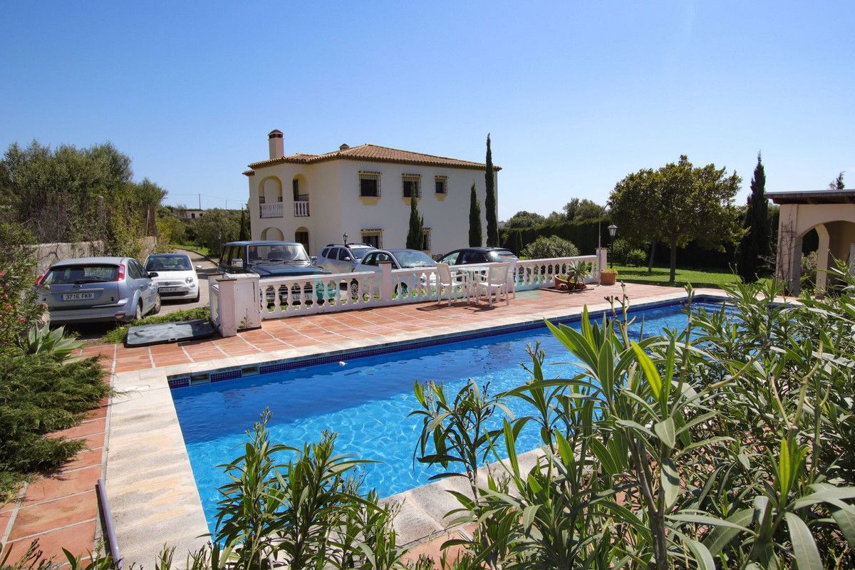 Villa for sale in Estepona