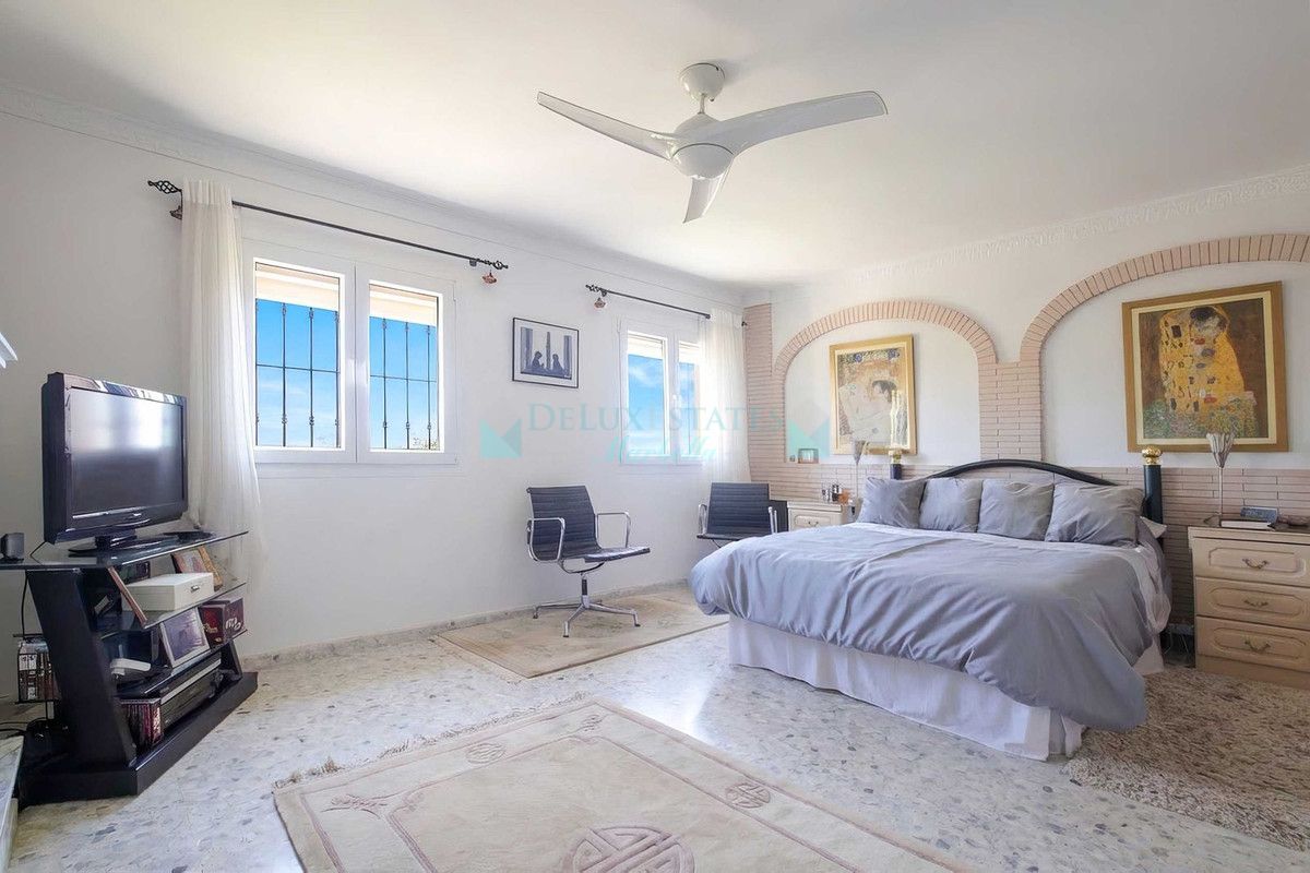 Villa for sale in Estepona