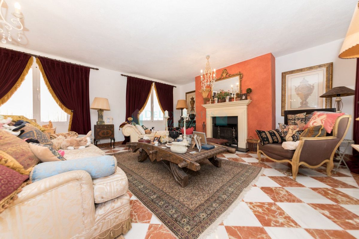 Villa for sale in Benahavis