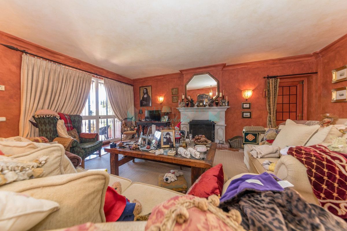 Villa for sale in Benahavis