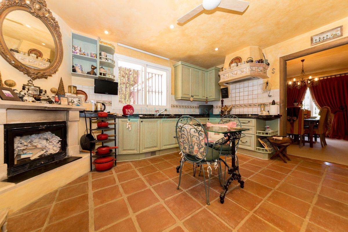 Villa for sale in Benahavis