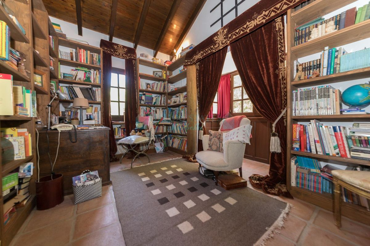 Villa for sale in Benahavis