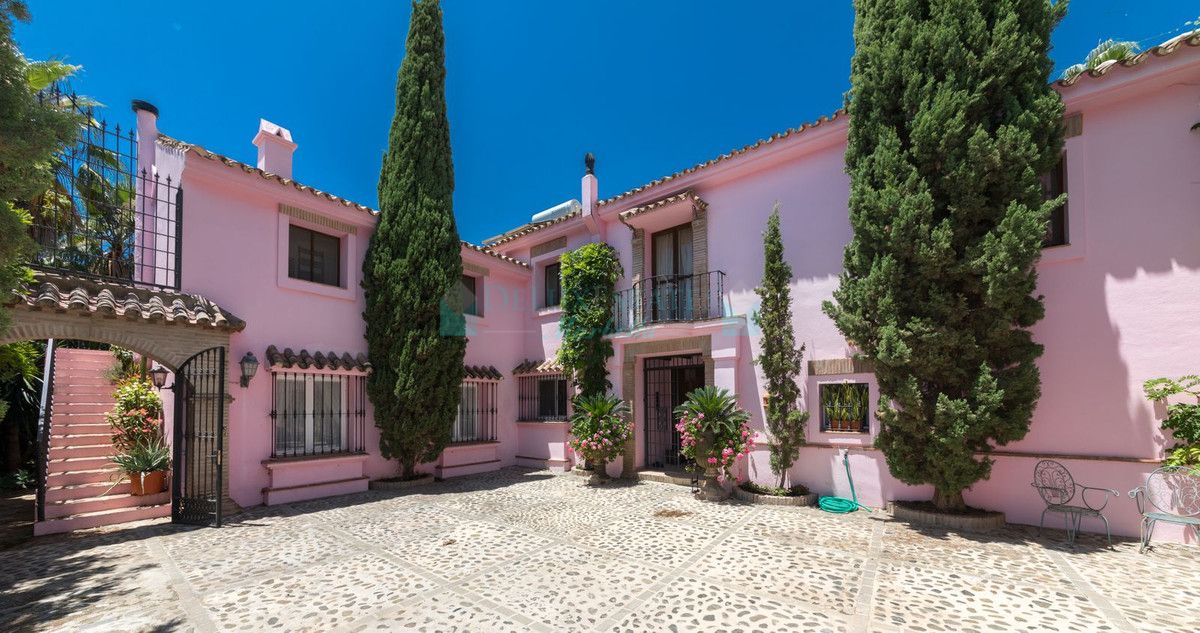 Villa for sale in Benahavis