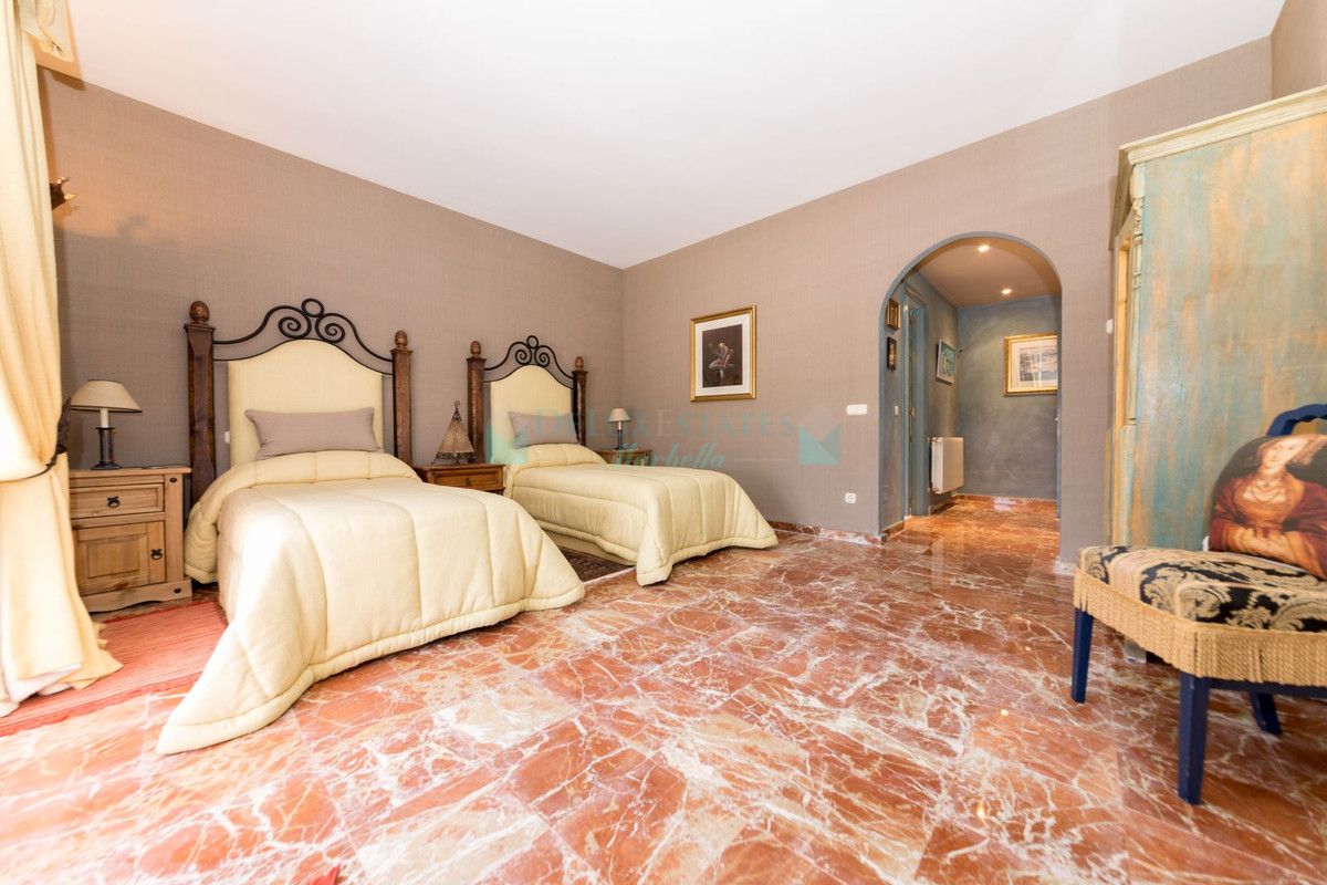 Villa for sale in Benahavis