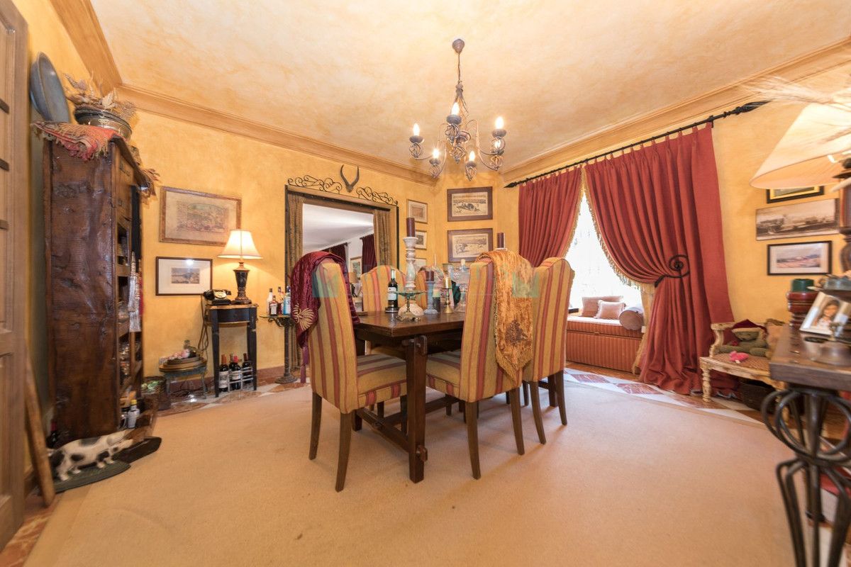 Villa for sale in Benahavis