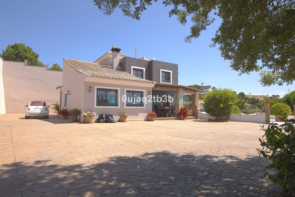 Villa for sale in Estepona